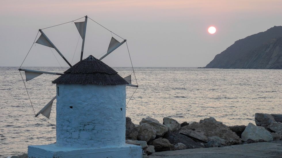 Grekisk kliché från Aegiali på ön Amorgos. I blir turistsäsongen något helt annat än vanlig. Arkivbild.