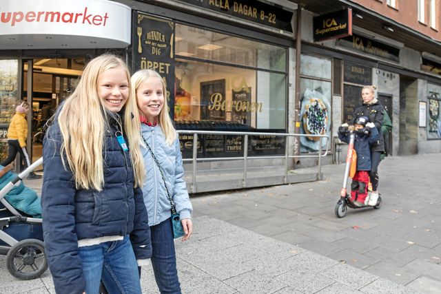 Det är lätt att hyra en elscooter trots att man är under 18 år, säger Svea och Ida. 