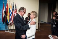 FN:s vice generalsekreterare Jan Eliasson gratulerar Sveriges utrikesminister Margot Wallström till att Sverige just blivit invald i FN:s säkerhetsråd i juni 2016.