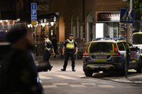 Två personer har förts till sjukhus med skärskador efter ett bråk i Malmö strax före midnatt på tisdagskvällen.