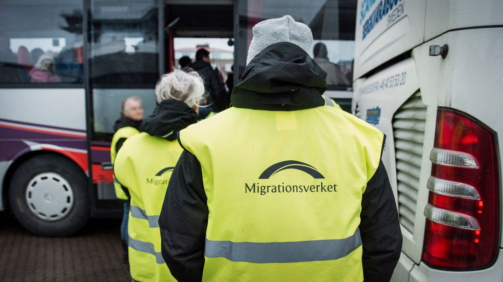 Flyktingar tas emot av Migrationsverket när de anländer till Trelleborg med TT-Line färjan från Rostock tidigare i veckan.