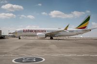 Ethiopian Airlines har stängt av två piloter. Bilden föreställer ett annat av flygbolagets plan i Addis Abeba.