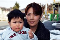 Michiko Horie med sonen Yusei från Miyagi är tacksam för att båda barnen och maken lever. 1580 barn förlorade en eller båda föräldrarna. De flesta bor nu hos släktingar.