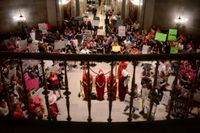 Aborträttsaktivister demonstrerar i Missouris delstatskongress i Jefferson City i lördags.
