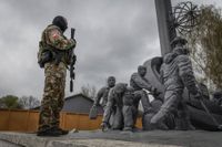 En soldat vid  Tjernobyls monument