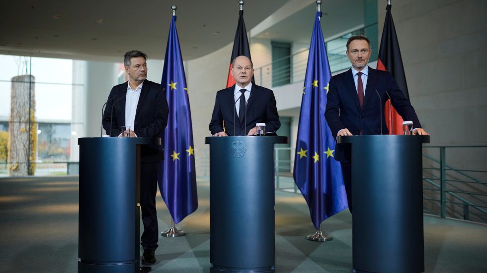 Tysklands näringsminister Robert Habeck, förbundskansler Olaf Scholz och finansminister Christian Lindner på en presskonferens i Berlin förra veckan.