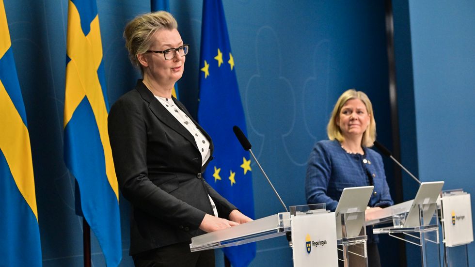 Skolminister Lina Axelsson Kihlblom och statsminister Magdalena Andersson håller en pressträff tillsammans med angående friskolor.