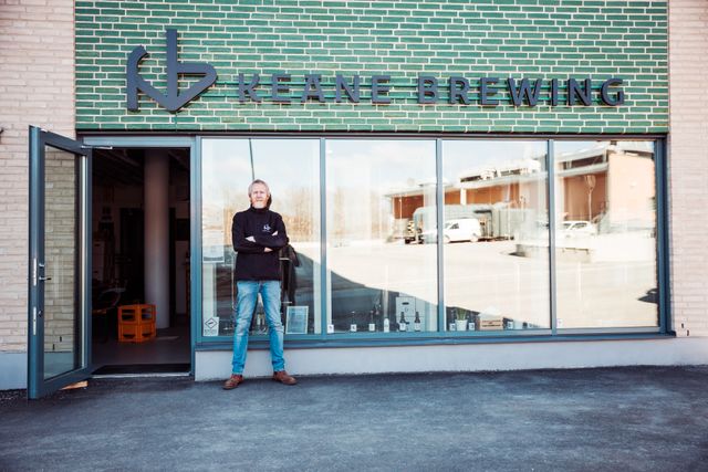 Ivan Keane utanför sitt nya bryggeri på Lidingö.