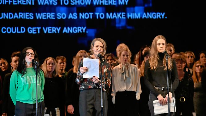 Ann Petrén med skådespelarna på scenen under läsningen av de anonyma vittnesmål om sexuella övergrepp och trakasserier på Södra teaterns scen på söndagen. 