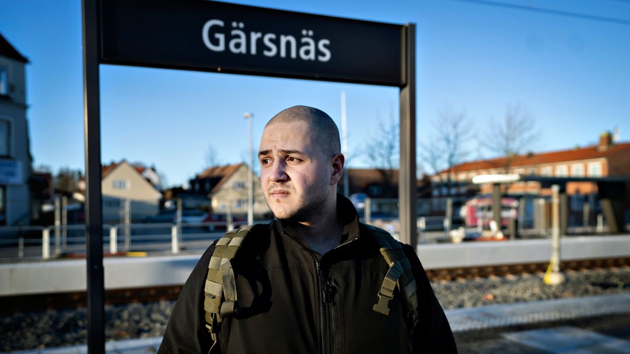 Semin Yildiz har packat sin väska och lämnar stationen i Gärsnäs för att åka till Kastrup och vidare mot kriget i Ukraina