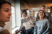 Bjondina Hoti, 18, Kaan Senkal, 17, Natasha Mridha, 16 och Olle Byström, 18, på Kungsholmens gymnasium i Stockholm.