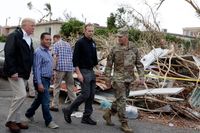 Donald Trump under sitt besök i orkandrabbade Puerto Rico. Arkivbild.