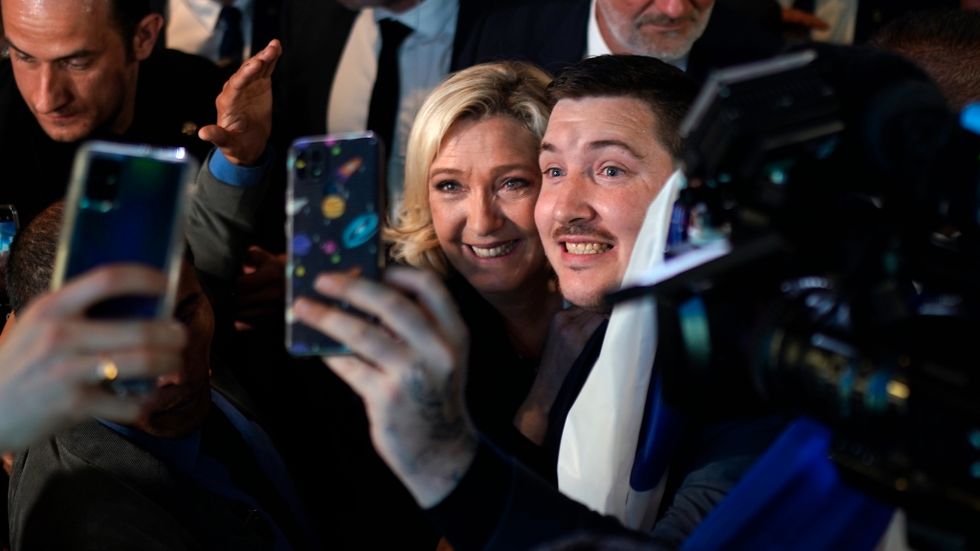 Franska högerpolitikern Marine Le Pen med anhängare i Perpignan, i södra Frankrike. 