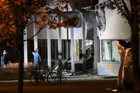 Polisens bombtekniker och kriminaltekniker i arbete vid den sprängda entrén till polishuset i Helsingborg.