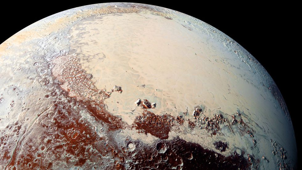 De nya objekten hittades långt bortanför dvärgplaneten Pluto. På bilden syns Pluto så som den såg ut när rymdsonden New Horizons passerade den i augusti förra året.