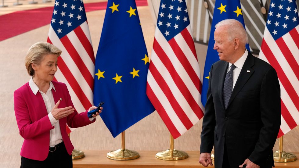 EU-kommissionens ordförande Ursula von der Leyen och USA:s president Joe Biden gläds åt överenskommelsen mellan USA och EU.