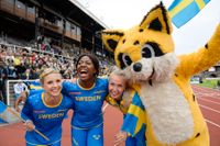 Sveriges fr v Malin Marmbrandt (tvåa), Khaddi Sagnia (vinnare) och Kaiza Karlén (fyra) med maskoten efter damernas längdhopp vid söndagens friidrottstävlingar i Finnkampen på Stockholms Olympiastadion. 