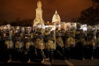 Washingon DC:s nationalgarde utanför Kapitolium på onsdagskvällen.