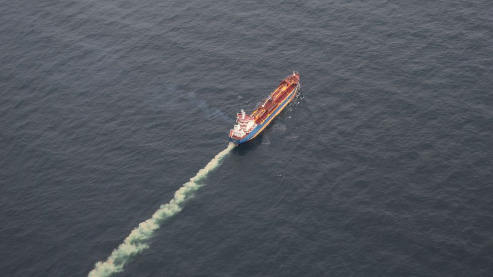 Fartyg i Östersjön som rengör lasttankar och släpper ut kemikalierester i havet, vilket ses i den gulaktiga strängen bakom fartyget. Bild från april 2021. (Notera att detta inte är fartyget bakom utsläppet den 17 mars som refereras i texten.)
