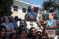 Marockanska aktivister håller affischer av Hajar Raissouni utanför domstolen i Rabat.