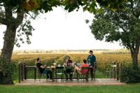 Familjen Antinori inbjuder till långa luncher utan stress, speciellt om man får sitta vid bordet intill deras vinfält.