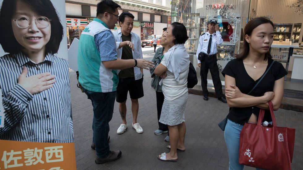 Hongkongbor uppmanas av personer som stöder demokratiaktivisterna att gå och rösta i söndagens lokalval.