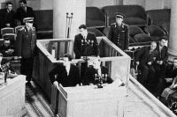 Den tillfångatagne amerikanske piloten Gary Powers i förhörsbåset under rättegången i Moskva 1960.
