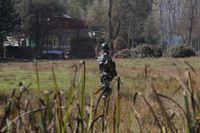 En indisk paramilitär soldat patrullerar nära en plats i Kashmir där en eldstrid bröt ut i onsdags.