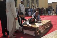 Begravning dagen efter terrordådet i Kunduz, norra Afghanistan, i början av oktober då en shiamuslimsk moské attackerades.