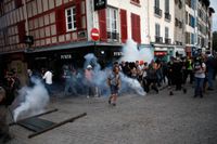 Polisen använde tårgas mot demonstranter i Bayonne.