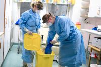 Vårdpersonal på infektionskliniken i Kalmar visar upp sin skyddsutrustning tidigare i februari. 