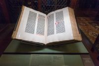 Gutenbergs bibel, som inledde den tryckta bokens revolution i västvärlden.