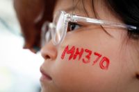 En flicka deltar under en minnesdag av det försvunna planet som hölls i Kuala Lumpur den 3 mars i år.