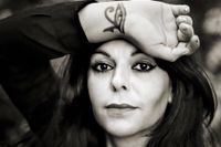 Shadi Angelina Bazeghi, född i Iran 1974, är poet och lärare i matematik och fysik. ”Vingslag” är hennes debut.