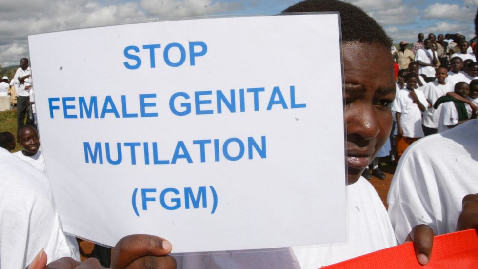 Stoppa kvinnlig könsstympning, kräver en kvinna i Kenya under en demonstration. Kvinnlig könsstympning förekommer i flera afrikanska länder. Arkivbild.