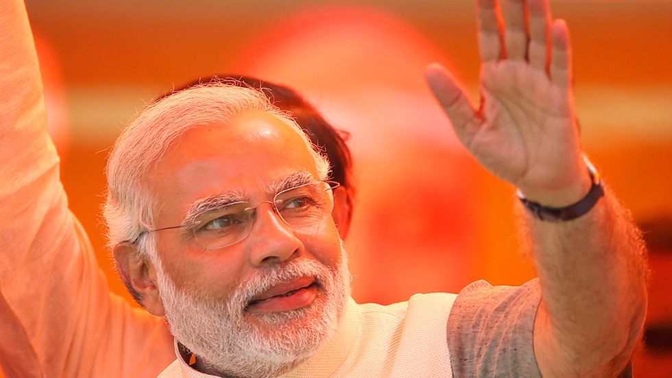 Narendra Modi spänner biceps och flörtar med fel krafter inom sitt eget parti.