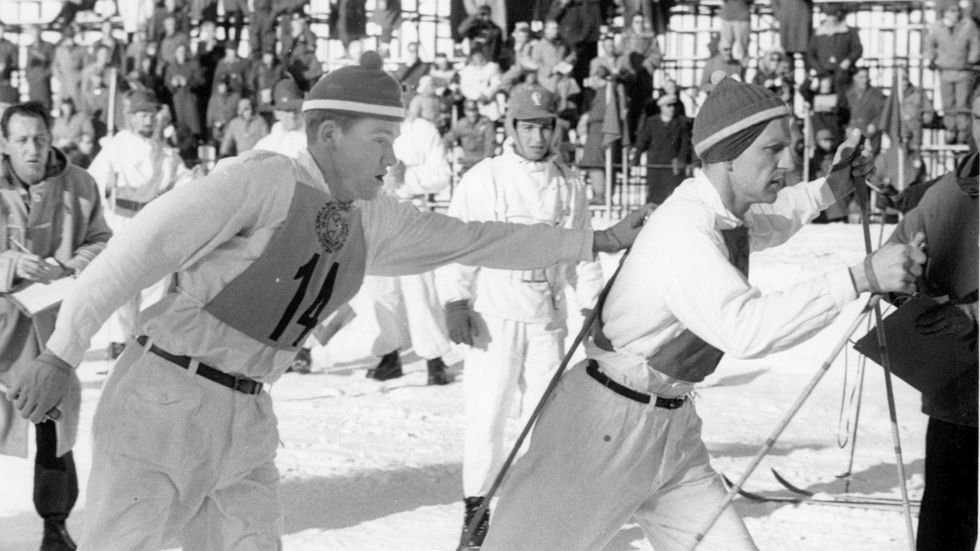Lennart "Lill-Järven" Larsson, till vänster, växlar till Gunnar Samuelsson under herrstafetten vid OS i Cortina d'Ampezzo 1956 där det blev ett svenskt brons. Arkivbild.