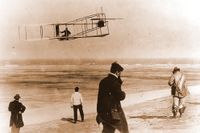Orville och Wilbur Wright testar flygplan på en strand. 1903 gjorde bröderna den första flygningen med ett plan som var tyngre än luft. 1905 flög de en mil och återvände till utgångspunkten.