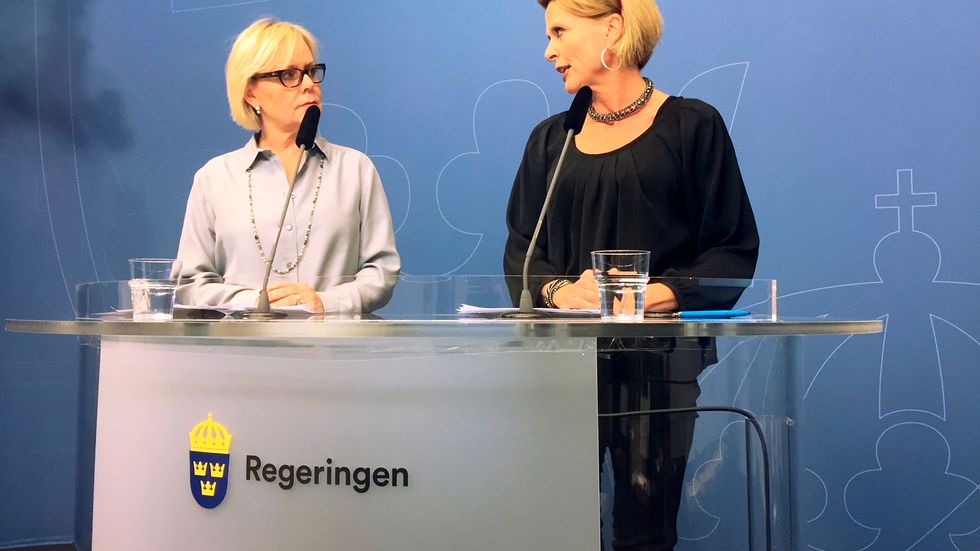 Generaldirektör Lena Ag och jämställdhetsministern Åsa Regnér under en pressträff i Rosenbad i Stockholm när den nya Jämställdhetsmyndigheten presenterades. Arkivbild.