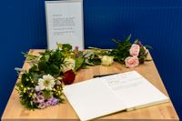 Utanför Ikea i Erikslunds shoppingcenter har man ställt ut ett litet bord där folk kan lägga blommor och skriva några rader i en bok till minne av de två som dödades i en knivattack på Ikeavaruhuset på måndagen.