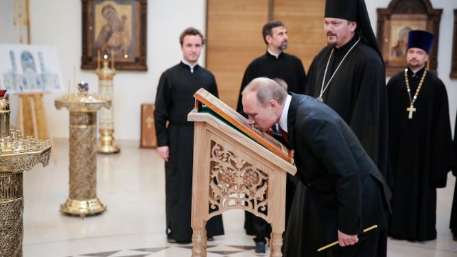 Vladimir Putin inviger ett rysk kyrkobygge i Paris 2017.