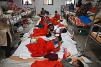 Överlevande och sårade vårdas på ett sjukhus i Barishal, Bangladesh.
