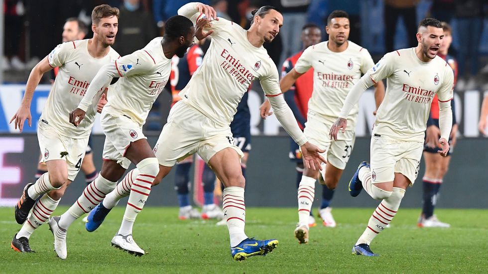 Zlatan Ibrahimovic vill fortsätta i Milan livet ut, säger han i italiensk tv. Här firar han sitt öppningsmål för Milan i torsdagens bortamöte mot Genoa.
