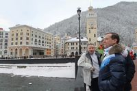 Premiärminister Medvedev visas runti byn där de alpina tävlingarna avgörs.