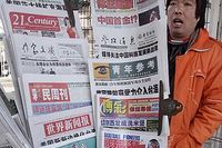 En tidningsförsäljare i Peking försöker locka köpare till sitt tidningsställ. Kontrollen i Kina är ännu hård 
och exempelvis får bara den officiella statliga nyhetsbyrån rapportera om landets högste ledare.