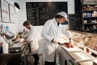 Att jobba nära kunderna är viktigt för  Fritjof Andersson och Rasmus Ek som driver köttbutiken Lennart & bror.