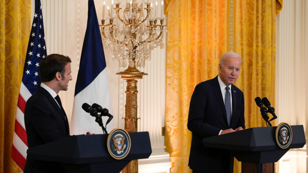 Frankrikes president Emmanuel Macron och USA:s president Joe Biden i Vita huset.