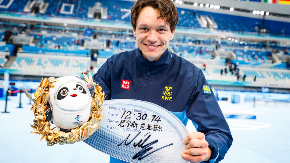 Nils van der Poel tar OS-guld, satt nytt världsrekord på 10 000 meter i nationella skridskostadion vid vinter-OS i Peking.