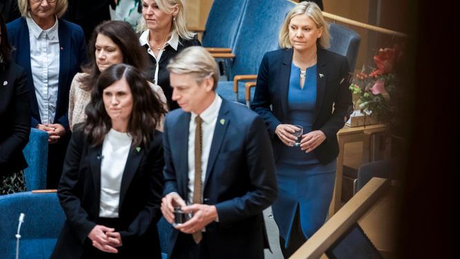 Magdalena Andersson (S) bakom MP:s språkrör Märta Stenevi och Per Bolund. 