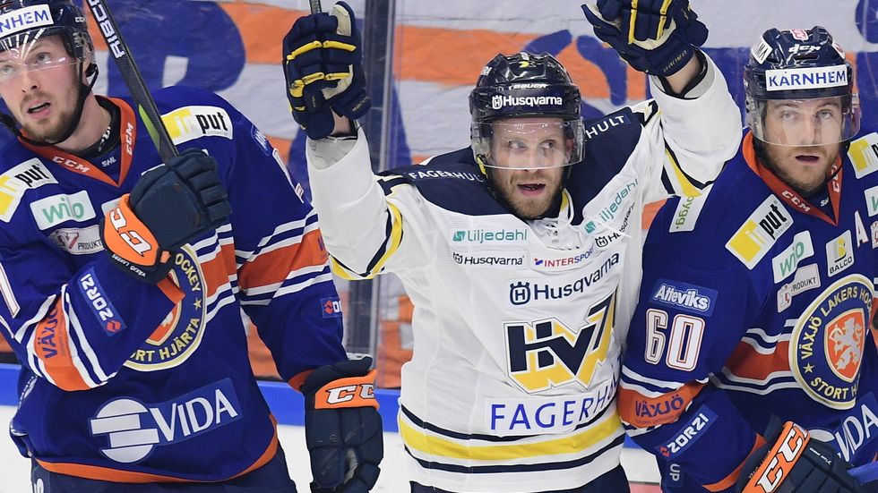 HV71:s Mattias Tedenby jublar efter 2–0.